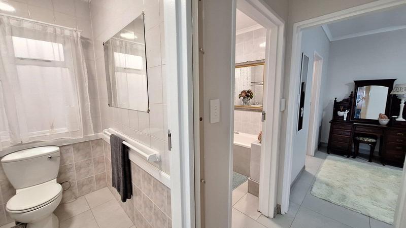 5 Bedroom Property for Sale in Reebok Western Cape